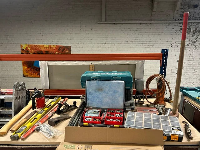 Partij gereedschap, bouwmaterialen en toebehoren w.o. makita, stanley - afbeelding 1 van  7