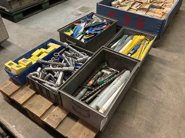 Partij gereedschap en diverse - afbeelding 1 van  8