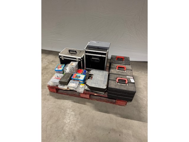 Partij gereedschap en ijzerwaren - afbeelding 1 van  8