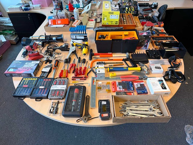 Partij gereedschap en labo toebehoren - afbeelding 1 van  9