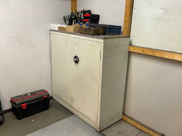 Partij gereedschap en werkplaatsmeubilair - afbeelding 1 van  13
