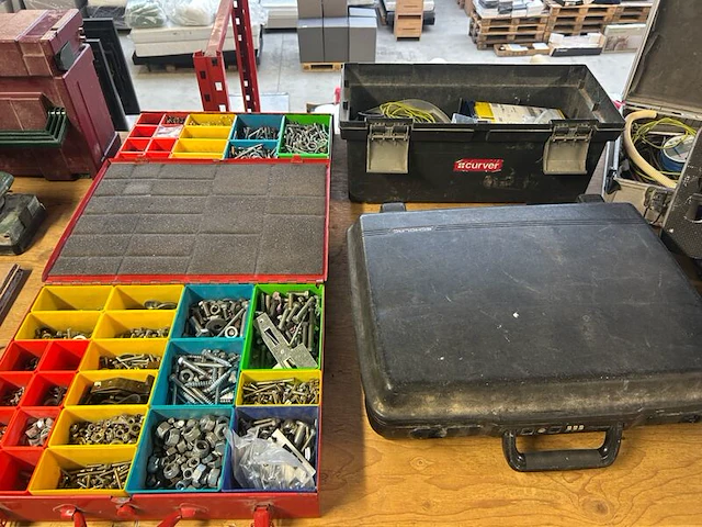 Partij gereedschap, gereedschapskoffers, bevestigingsmaterialen w.o. bosch, wolfcraft - afbeelding 6 van  12