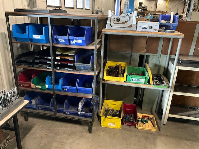 Partij gereedschap met stelling - afbeelding 1 van  9