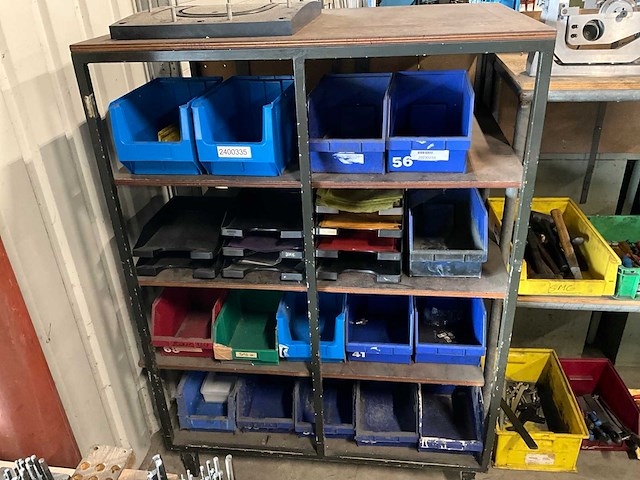 Partij gereedschap met stelling - afbeelding 2 van  9