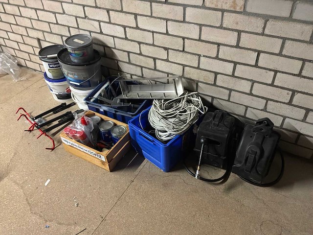 Partij gereedschap, verf en luchthaspels - afbeelding 1 van  8