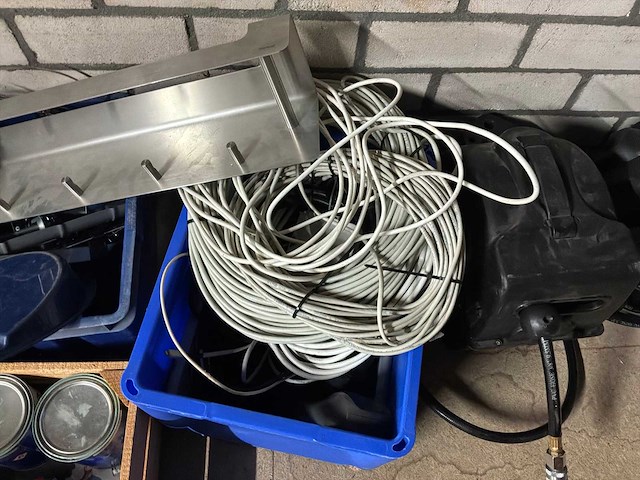 Partij gereedschap, verf en luchthaspels - afbeelding 3 van  8