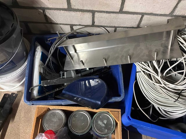 Partij gereedschap, verf en luchthaspels - afbeelding 4 van  8