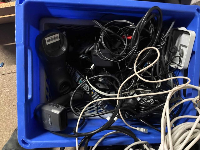 Partij gereedschap, verf en luchthaspels - afbeelding 8 van  8