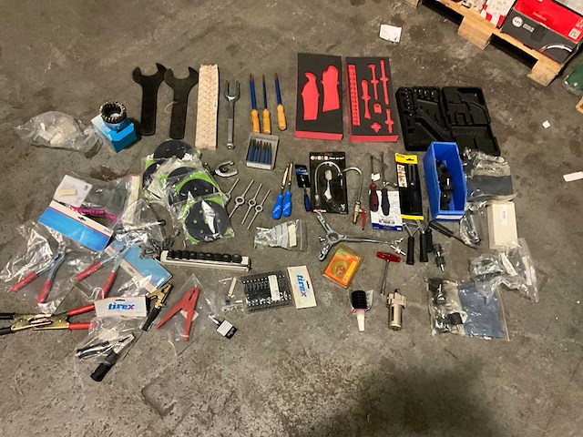Partij gereedschappen en toebehoren - afbeelding 1 van  10