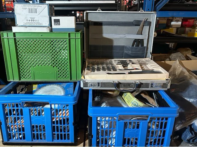 Partij gereedschappen, keukenmessen en diversen w.o. delonghi, osram, innox - afbeelding 1 van  14