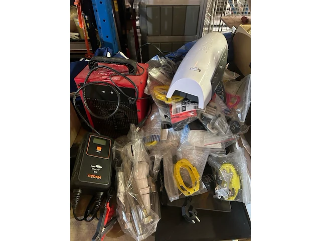 Partij gereedschappen, keukenmessen en diversen w.o. delonghi, osram, innox - afbeelding 11 van  14