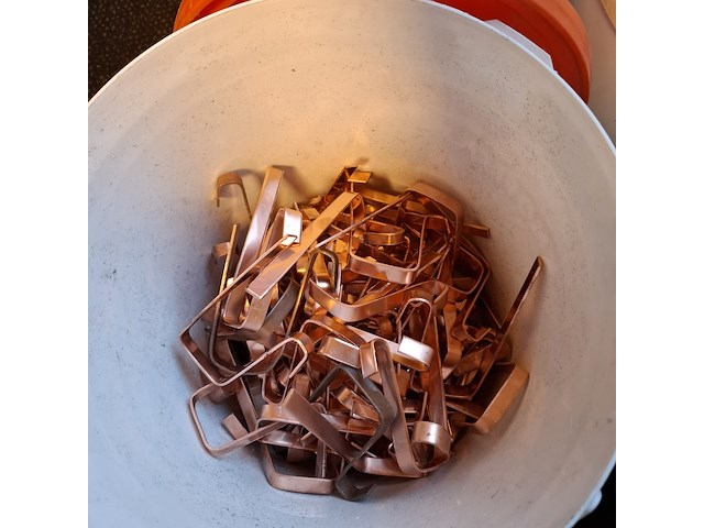 Partij gesmede spijkers met koperen panhaken - afbeelding 2 van  14