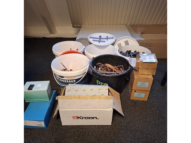 Partij gesmede spijkers met koperen panhaken - afbeelding 1 van  14