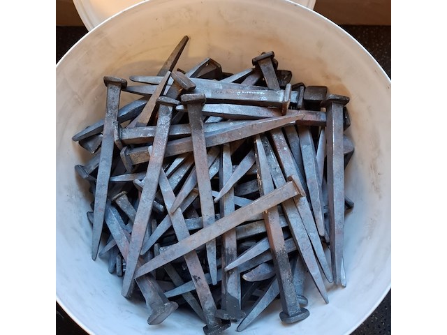 Partij gesmede spijkers met koperen panhaken - afbeelding 7 van  14