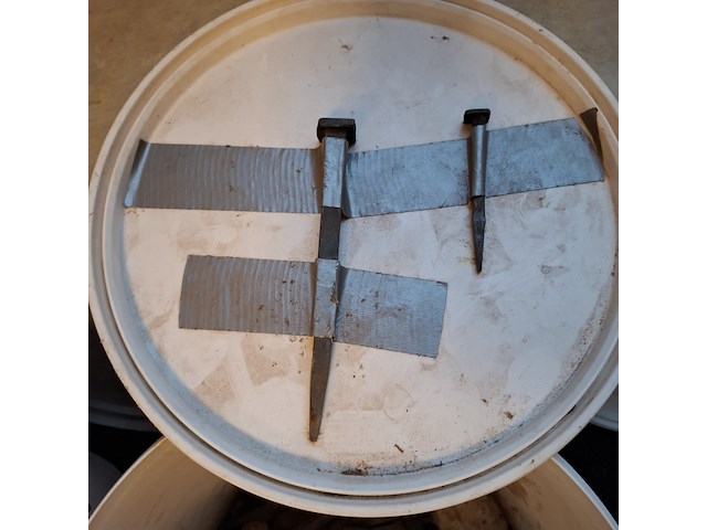 Partij gesmede spijkers met koperen panhaken - afbeelding 9 van  14