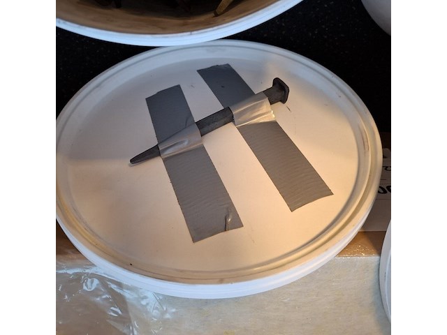 Partij gesmede spijkers met koperen panhaken - afbeelding 10 van  14