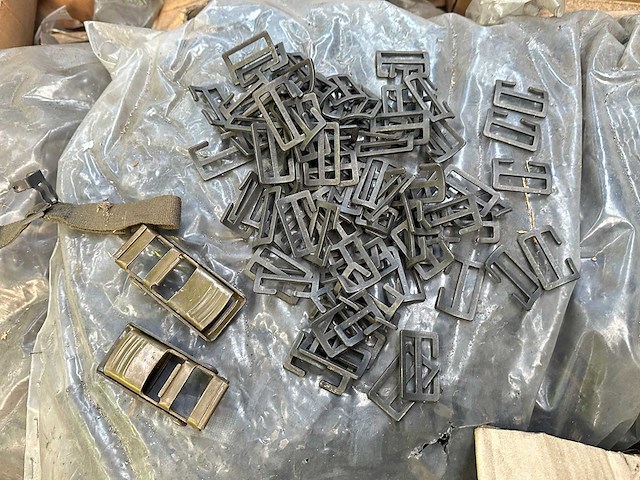 Partij gespen en helmbanden - afbeelding 2 van  7