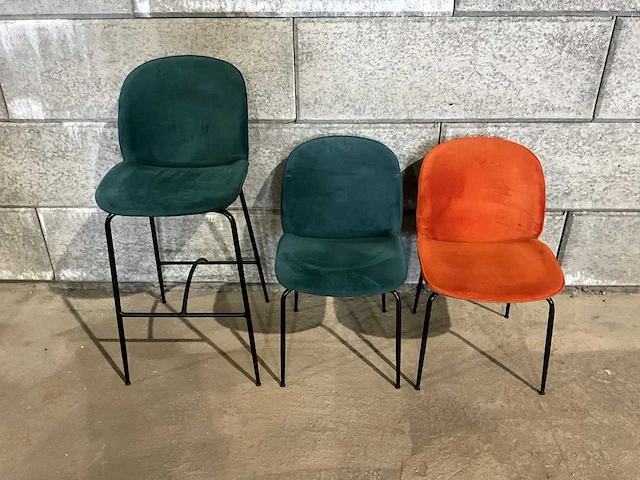Partij gestoffeerde barkrukken en stoelen - afbeelding 1 van  12