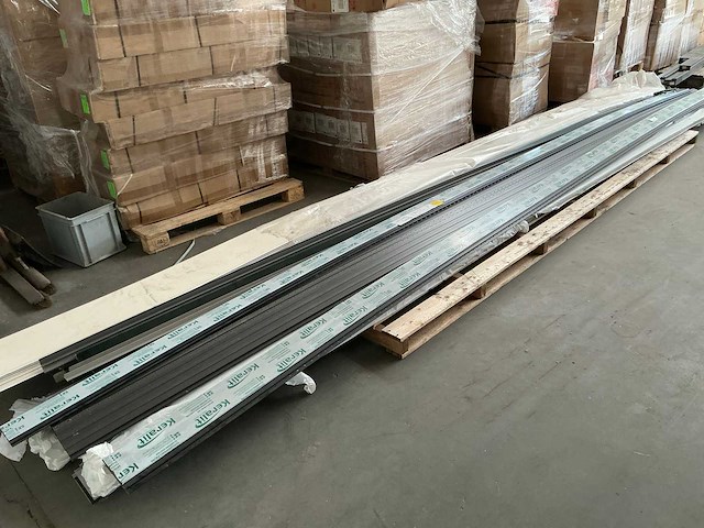 Partij gevelpanelen en divers - afbeelding 1 van  6