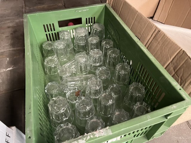 Partij glaswerk en diversen in kratten - afbeelding 2 van  3