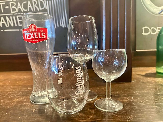 Partij glaswerk in de bar - afbeelding 1 van  5