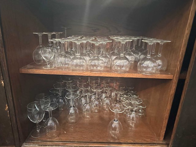 Partij glaswerk in de bar - afbeelding 2 van  5