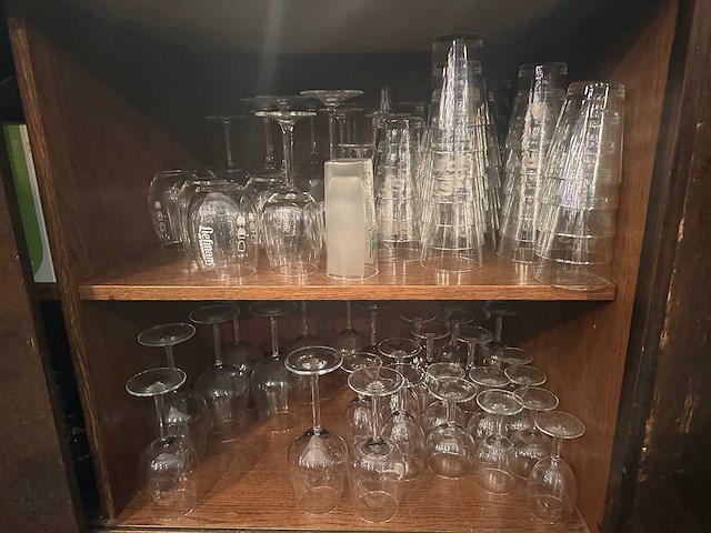 Partij glaswerk in de bar - afbeelding 3 van  5