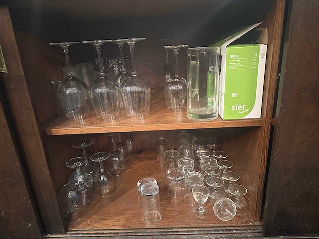 Partij glaswerk in de bar - afbeelding 4 van  5