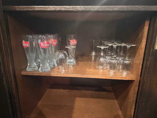 Partij glaswerk in de bar - afbeelding 5 van  5