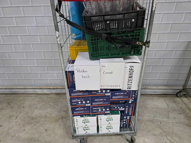 Partij glaswerk zonder rolcontainer - afbeelding 1 van  7