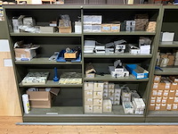 Partij gordijnrails onderdelen en bevestigingsmateriaal - afbeelding 23 van  29
