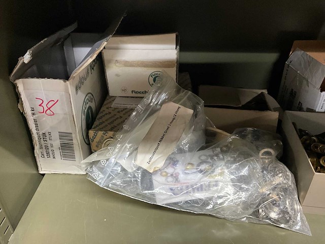 Partij gordijnrails onderdelen en bevestigingsmateriaal - afbeelding 24 van  29