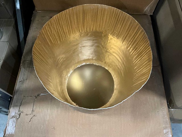 Partij goudbronskleurige bloempotten ø32xh31cm (22x) - afbeelding 2 van  3