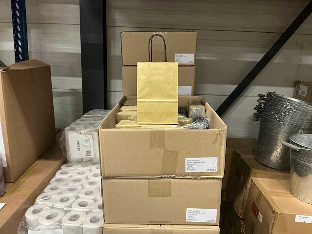 Partij gouden papieren tasjes 21x14x8cm (4475x) - afbeelding 1 van  6