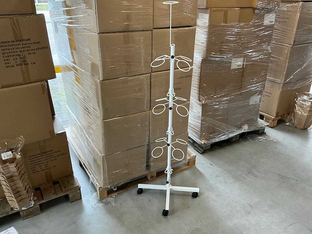 Partij grafvazenstandaarden op wielen h151,5cm (34x) - afbeelding 1 van  3