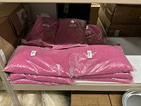Partij grains 2-3mm fuschia p227c 5kg per zak (17x) - afbeelding 1 van  2