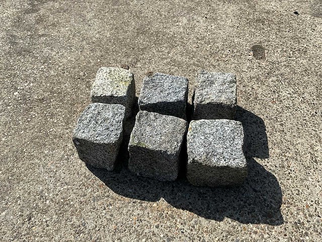 Partij granieten kasseien / kinderkopjes( circa 24ton) - afbeelding 3 van  5