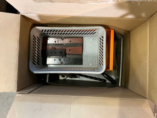 Partij gravograph lettersets, elektromotor en diversen - afbeelding 2 van  7