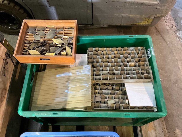 Partij gravograph lettersets, elektromotor en diversen - afbeelding 7 van  7