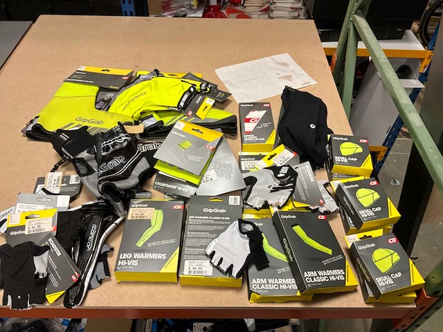Partij gripgrab fietskleding en accessoires (26x) - afbeelding 1 van  5