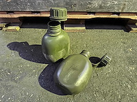 Partij groene kunststof veldflessen - afbeelding 1 van  3