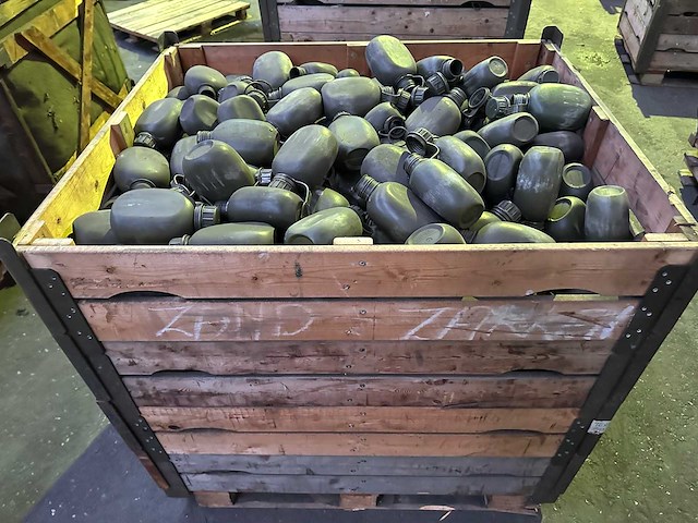 Partij groene kunststof veldflessen - afbeelding 2 van  3