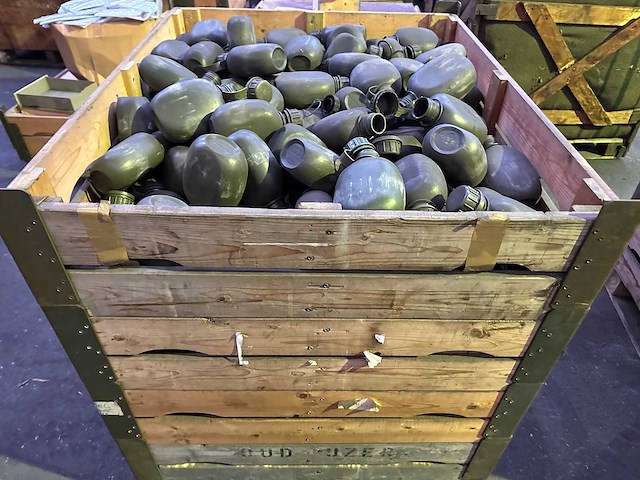 Partij groene kunststof veldflessen - afbeelding 3 van  3