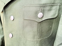 Partij groene legerjassen - afbeelding 2 van  4