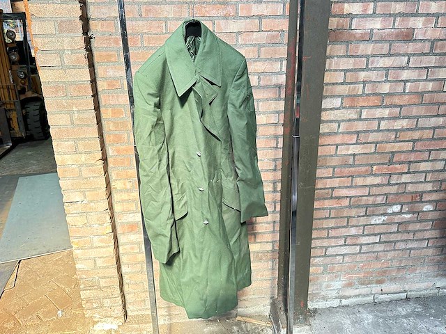 Partij groene legerjassen - afbeelding 3 van  4