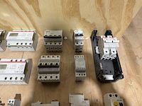 Partij groepenkast componenten w.o. diverse schakelaars abb, eaton, schneider electric - afbeelding 3 van  17