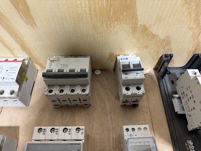 Partij groepenkast componenten w.o. diverse schakelaars abb, eaton, schneider electric - afbeelding 4 van  17