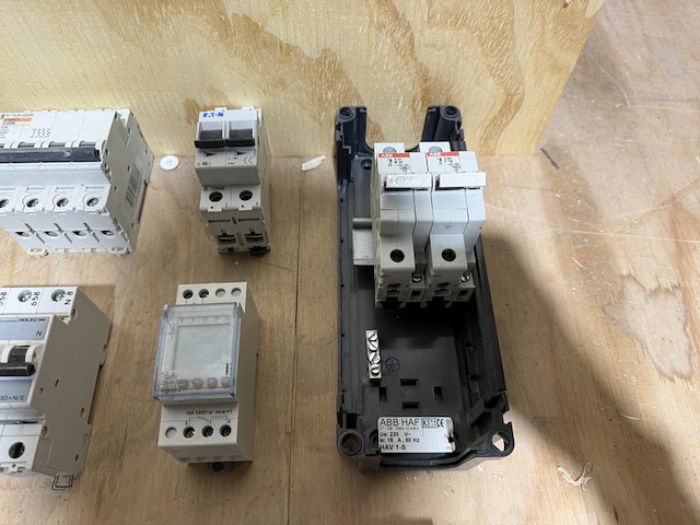 Partij groepenkast componenten w.o. diverse schakelaars abb, eaton, schneider electric - afbeelding 6 van  17