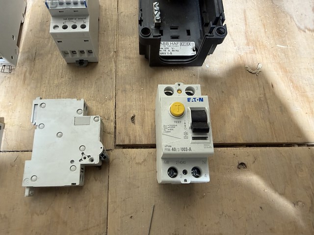 Partij groepenkast componenten w.o. diverse schakelaars abb, eaton, schneider electric - afbeelding 7 van  17