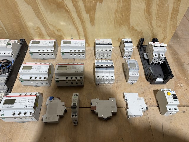 Partij groepenkast componenten w.o. diverse schakelaars abb, eaton, schneider electric - afbeelding 8 van  17